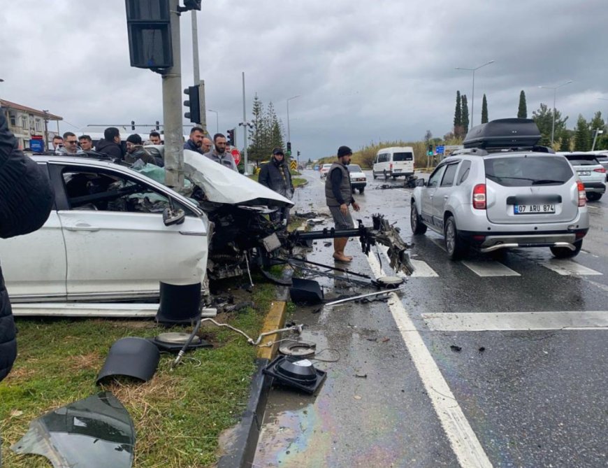 Manavgat'ta Korkunç Kaza: Otomobil Sinyalizasyon Direğine Çarptı, Motoru Fırladı!