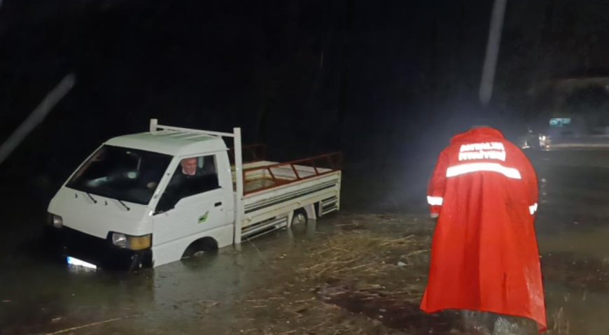 Manavgat'ta İlginç Kurtarma: Elinde Ayakkabısıyla Çıktı, İtfaiyeye Tepki Gösterdi!