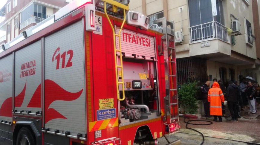 Kepez’de Korkutan Yangın: Yaşlı Adamı Komşuları Kurtardı