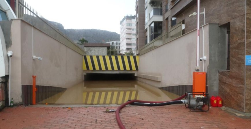 Antalya’da 80 Kilometrelik Fırtına ve Sağanak: Konyaaltı Sele Teslim!