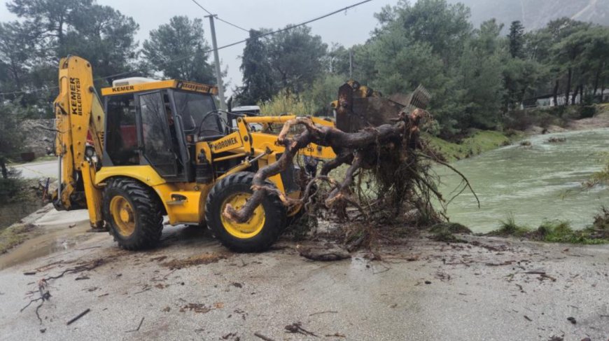 Kemer'de "Tomruk" Seferberliği: Köprülerin Tıkanması Önlendi