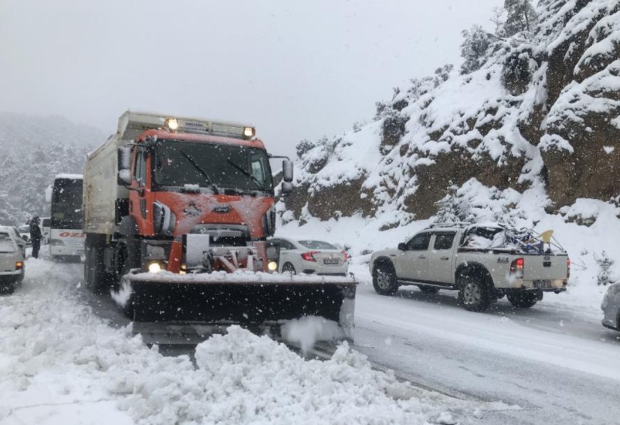 Antalya’da Çifte Mesai: Sahilde Su Tahliyesi, Akseki’de Kar Küreme