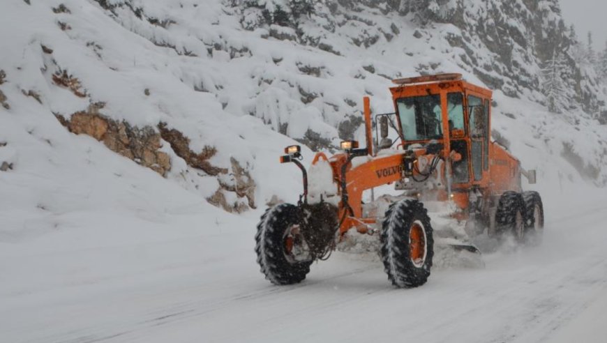 Antalya’yı İç Anadolu’ya Bağlayan Geçitte Kar Mesaisi