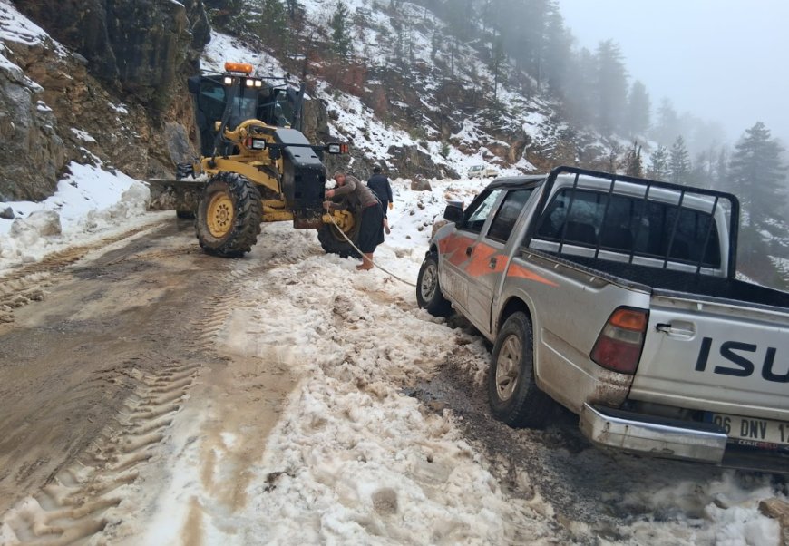 Taşatan Yolu’nda Kar Esareti: Büyükşehir Ekipleri Mahsur Kalanları Kurtardı