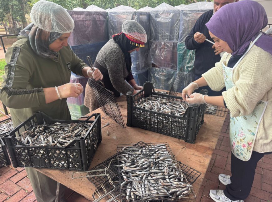 Antalya'da Karadeniz Esintisi: Yağmur Altında Balık-Ekmek Kuyruğu!