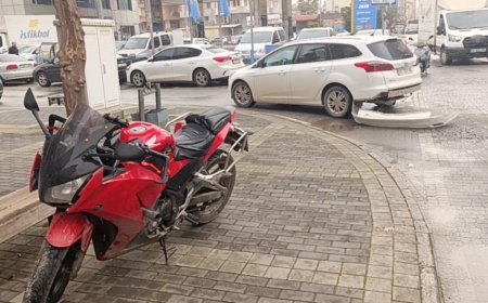 Hatalı Sürüş Kazayı Getirdi! Manavgat'ta ters yönden gelen motosikletli otomobile çarptı.