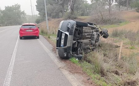 Manavgat'ta iki araç çarpıştı, ticari araç devrildi.