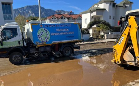 Kemer Belediyesi’nden Hummalı Temizlik: 50 Traktör Kum ve Balçık Tahliye Edildi.
