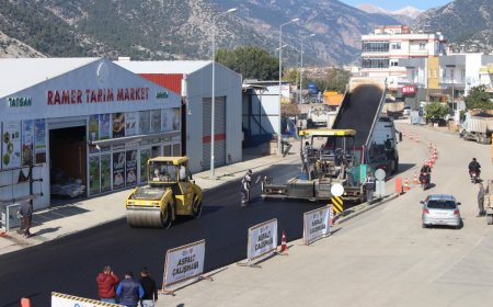 Finike’de Asfalt Seferberliği: Önemli Caddeler Sıcak Asfaltla Yenileniyor