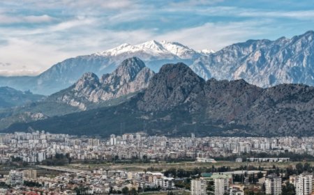 ANTALYA’DA AYNI GÜN İÇİNDE İKİ MEVSİM: DAĞDA KAR, SAHİLDE GÜNEŞ KEYFİ!