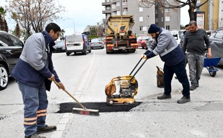 Muratpaşa’da "Yağış Mesaisi": Hasar Gören Yollar Tek Tek Onarılıyor
