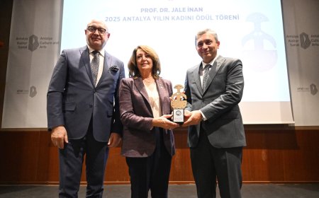 Akademide Kadın Gücü: Prof. Dr. Sarvan Antalya’da Yılın Kadını Ödülünü Aldı