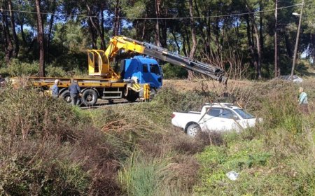 Antalya Manavgat'ta Kamyoneti Dereye Uçan Sürücü Kazayı Yara Almadan Atlattı.