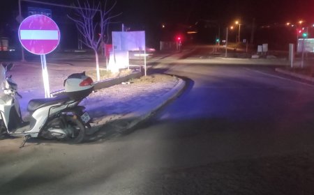 Manavgat'ta kaza! Motosikletten düşüp sürüklenen sürücü hastaneye gitmeyi reddetti, tedavisi ambulansta yapıldı.