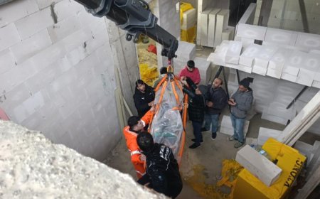 Side'de inşaatın zemin katına düşen işçi, itfaiye ve vinç yardımıyla kurtarıldı