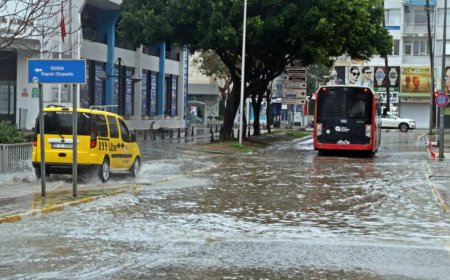 Antalya Sağanağa Teslim: Rögarlar Taştı, Yollar Göle Döndü!