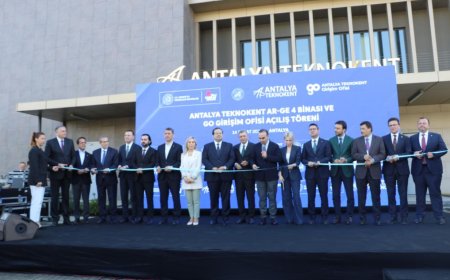 Girişimcilikte Yeni Eşik: Bakan Kacır Antalya'dan Teknoloji Girişimlerine Seslendi.