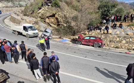 Antalya'nın Alanya ilçesinde virajı alamayan kamyon, karşı yönden gelen 2 otomobille çarpıştı. Kazada 1 kişi hayatını kaybetti, 3 kişi yaralandı.