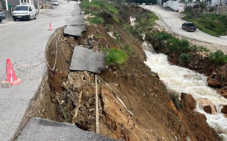 Alanya'da Yol Çöktü, Asfalt Askıda Kaldı: 46 Daireli Bina Sakinleri Korku İçinde!