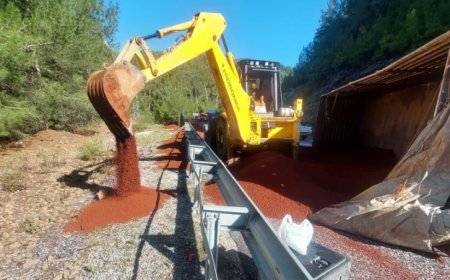 Virajı Alamayan Tır Yan Yattı: Akseki-Manavgat Yolunda Kaza Paniği