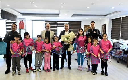 Performans Takımı Hazır: Muratpaşa’nın Lisanslı Minik Tenisçilerinden Başkan Uysal’a Ziyaret