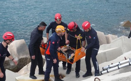 Konyaaltı Balıkçı Barınağı'nda Korkutan Kaza: Mendirekten Düşen Yaşlı Adam Yaralandı