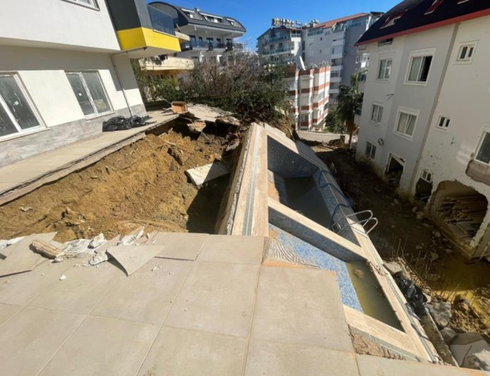 Alanya'da Havuz zeminle birlikte çöktü, bina boşaltıldı.