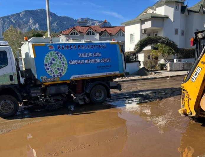 Kemer Belediyesi’nden Hummalı Temizlik: 50 Traktör Kum ve Balçık Tahliye Edildi.