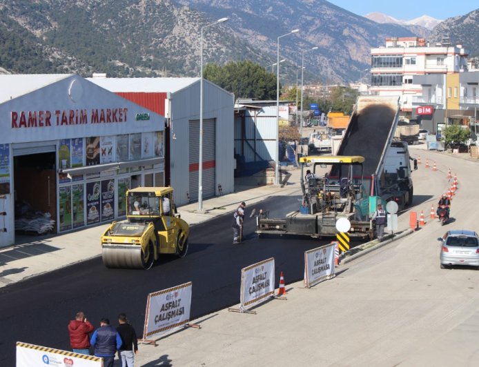 Finike’de Asfalt Seferberliği: Önemli Caddeler Sıcak Asfaltla Yenileniyor