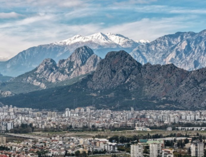 ANTALYA’DA AYNI GÜN İÇİNDE İKİ MEVSİM: DAĞDA KAR, SAHİLDE GÜNEŞ KEYFİ!