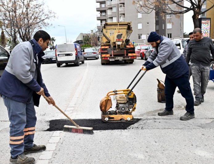 Muratpaşa’da "Yağış Mesaisi": Hasar Gören Yollar Tek Tek Onarılıyor