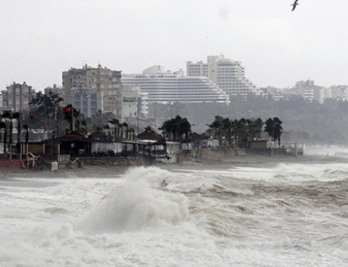 Antalya'da Fırtına Kapıda! Olası Olumsuzluklara Karşı Teyakkuz Çağrısı.
