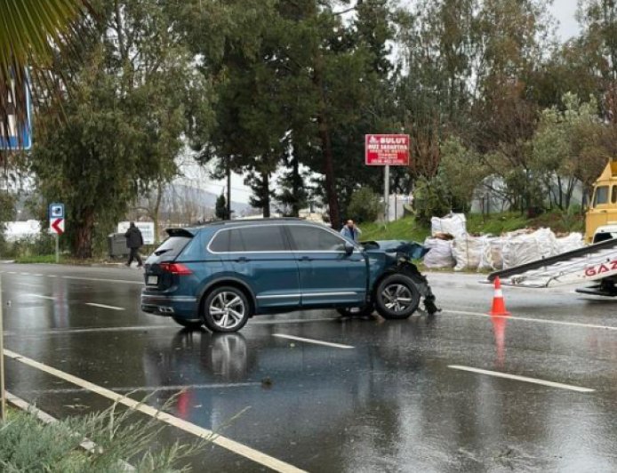 Gazipaşa’da Trafik Kazası: Yağış Nedeniyle Kayganlaşan Yol Kazaya Davetiye Çıkardı.