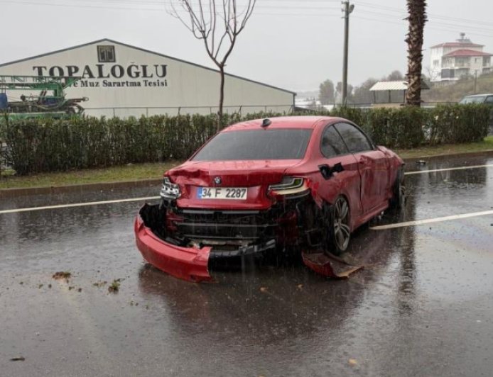 Gazipaşa’da Korkutan Kaza: Kontrolden Çıkan Otomobil Refüje Çarptı!