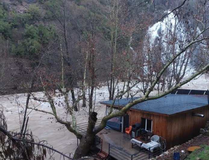 Antalya’nın saklı cennetinde sağanak mesaisi: Uçansu Şelalesi eski günlerine döndü!