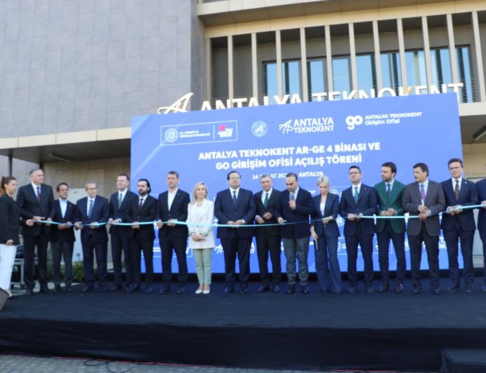 Girişimcilikte Yeni Eşik: Bakan Kacır Antalya'dan Teknoloji Girişimlerine Seslendi.