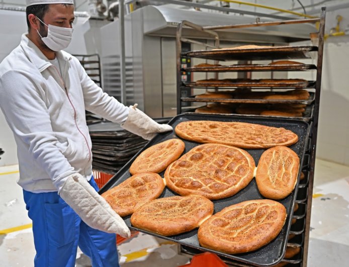 Büyükşehir Geleneği Sürdürüyor: Ramazan Pidesi Yine Halk Ekmek’ten