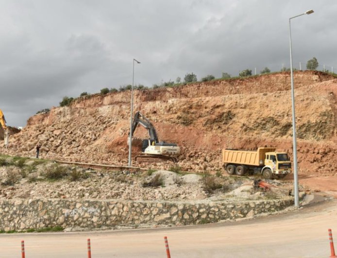 Kepez’de Ulaşım Güvenliği İçin Kritik Müdahale: Heyelan Riski Ortadan Kalkıyor