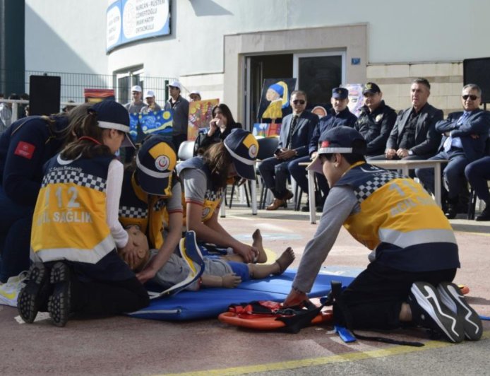 Minik Ellere Büyük Görev: Aksu’da Sağlık Elçisi Belgeleri Dağıtıldı