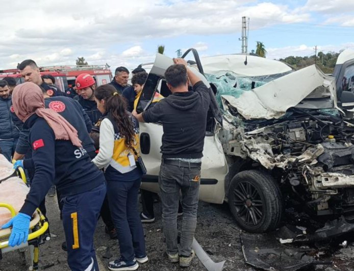 Manavgat-Alanya Yolunda Trafik Durdu: Yolcu Midibüsü Devrildi