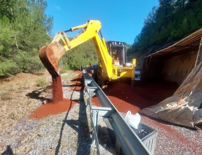 Virajı Alamayan Tır Yan Yattı: Akseki-Manavgat Yolunda Kaza Paniği
