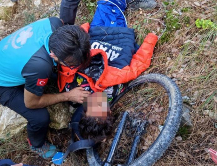 Antalya’da Korkutan Bisiklet Kazası: 10 Metrelik Şarampole Uçtu!
