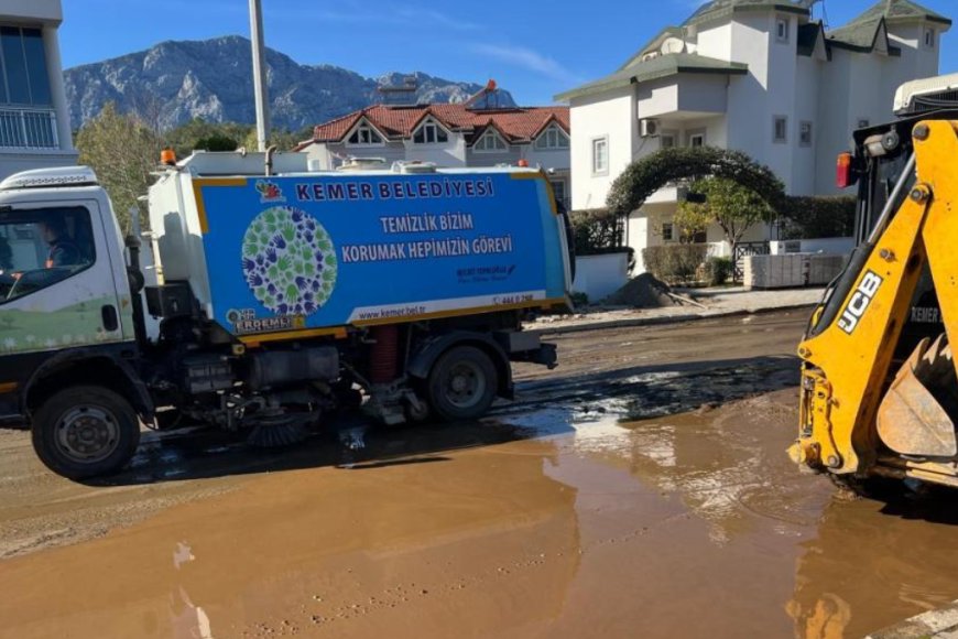 Kemer Belediyesi’nden Hummalı Temizlik: 50 Traktör Kum ve Balçık Tahliye Edildi.