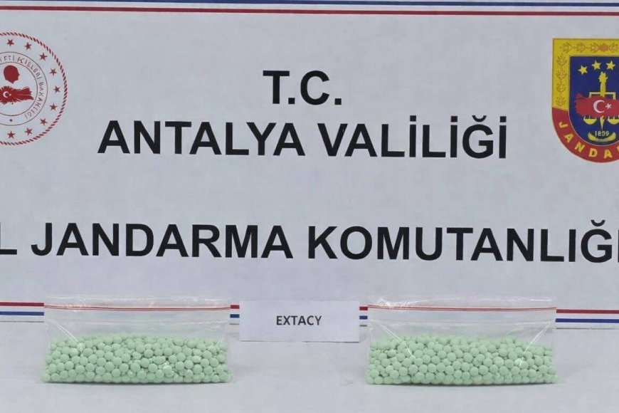 Döşemealtı’nda Jandarmadan Uyuşturucu Darbesi: Binlerce Hap Ele Geçirildi