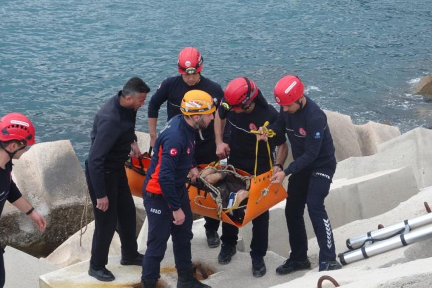 Konyaaltı Balıkçı Barınağı'nda Korkutan Kaza: Mendirekten Düşen Yaşlı Adam Yaralandı