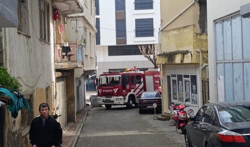 Manavgat'ta İtfaiyenin "Araç" Sınavı: Sokağa Giremeyince Yangın Tüplerine Sarıldılar.