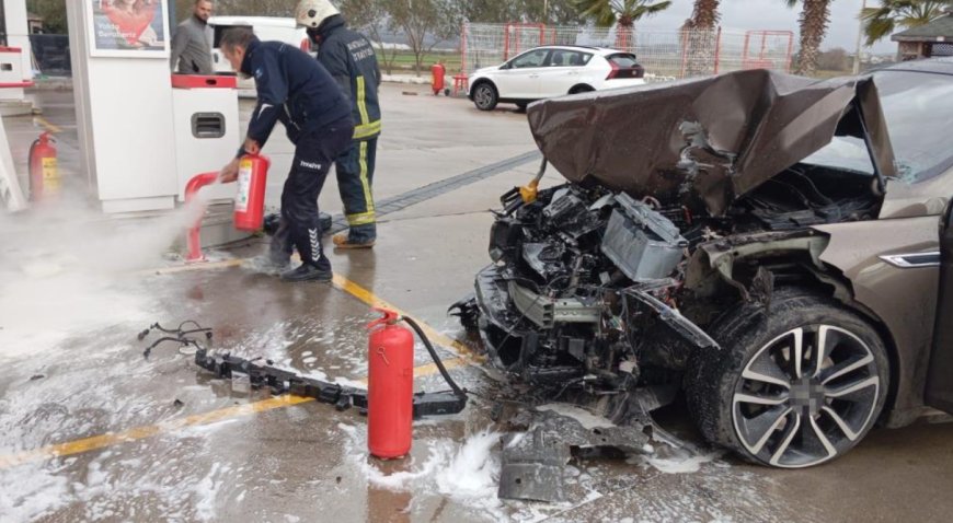 Manavgat'ta Korkutan Kaza: Akaryakıt İstasyonu Savaş Alanına Döndü!