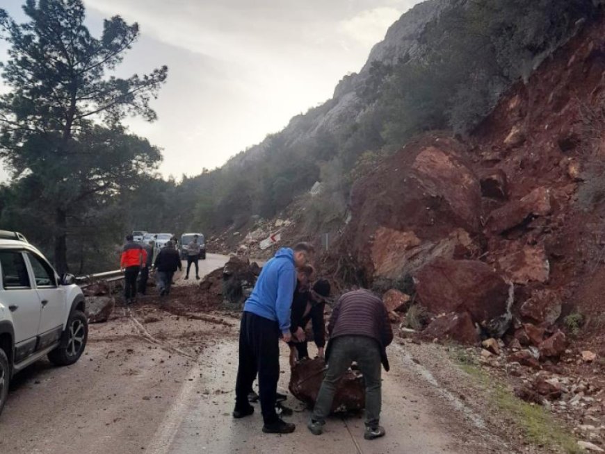 Hisarçandır’da İmece Seferberliği: Dev Kayaları İple Bağlayıp Çektiler.