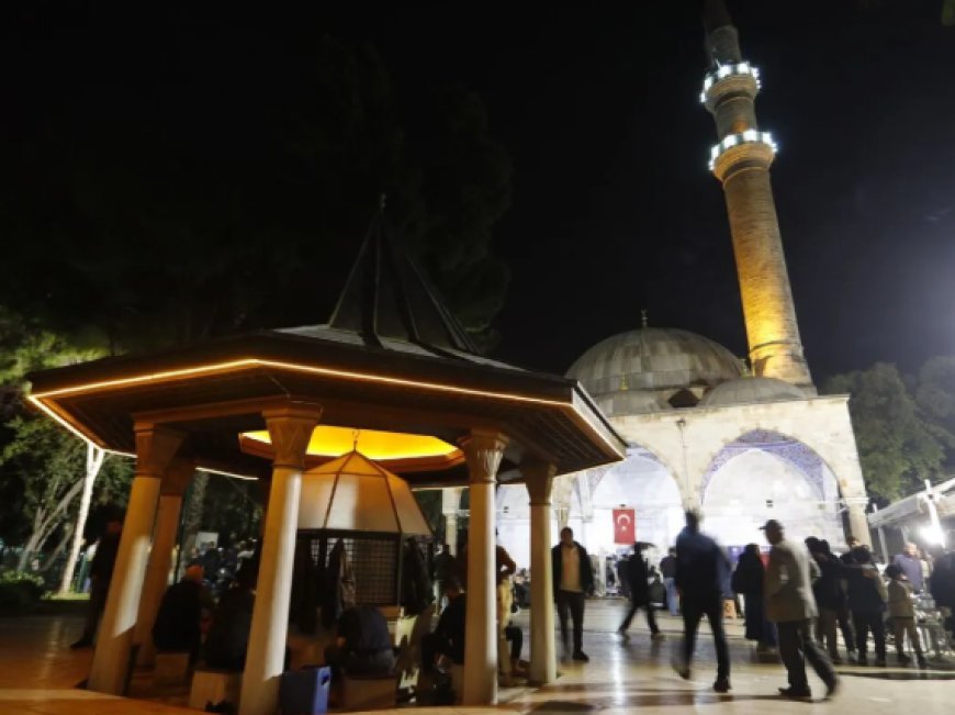 Antalya’da Camiler Doldu Taştı: Ramazan’ın Müjdecisi Dualarla Karşılandı.