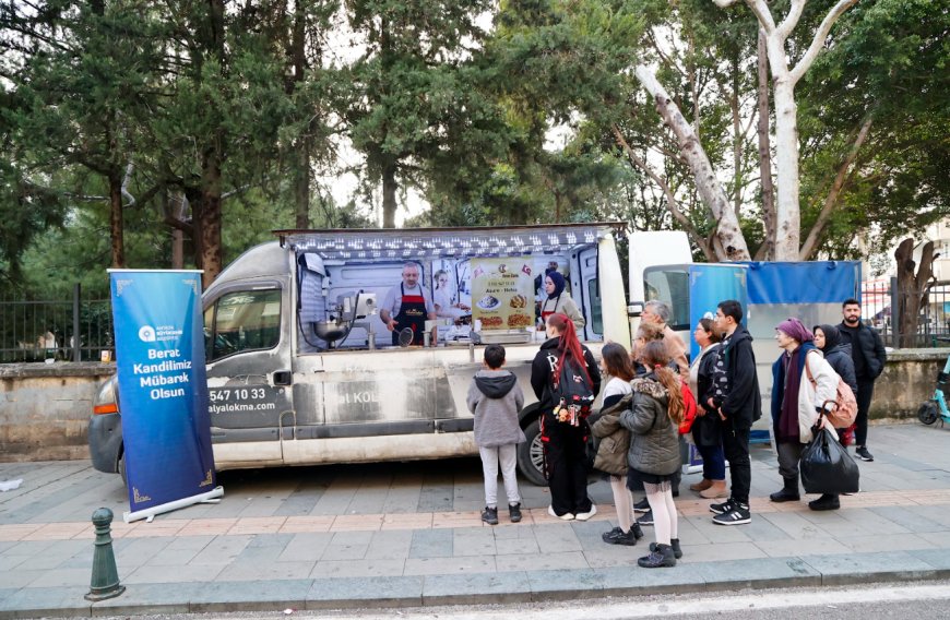 Antalya Büyükşehir’den Berat Kandili’ne Özel İkram: 19 İlçede Lokma ve Simit Dağıtıldı.